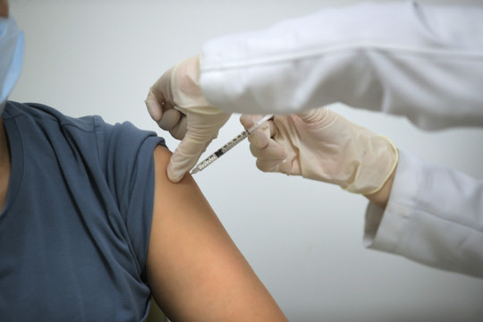 아스트라제네카(AZ) 백신 2차 접종이 본격적으로 진행된 14일 오전 서울 중랑구청 보건소에서 시민이 코로나19 백신을 맞고 있다. <연합뉴스>